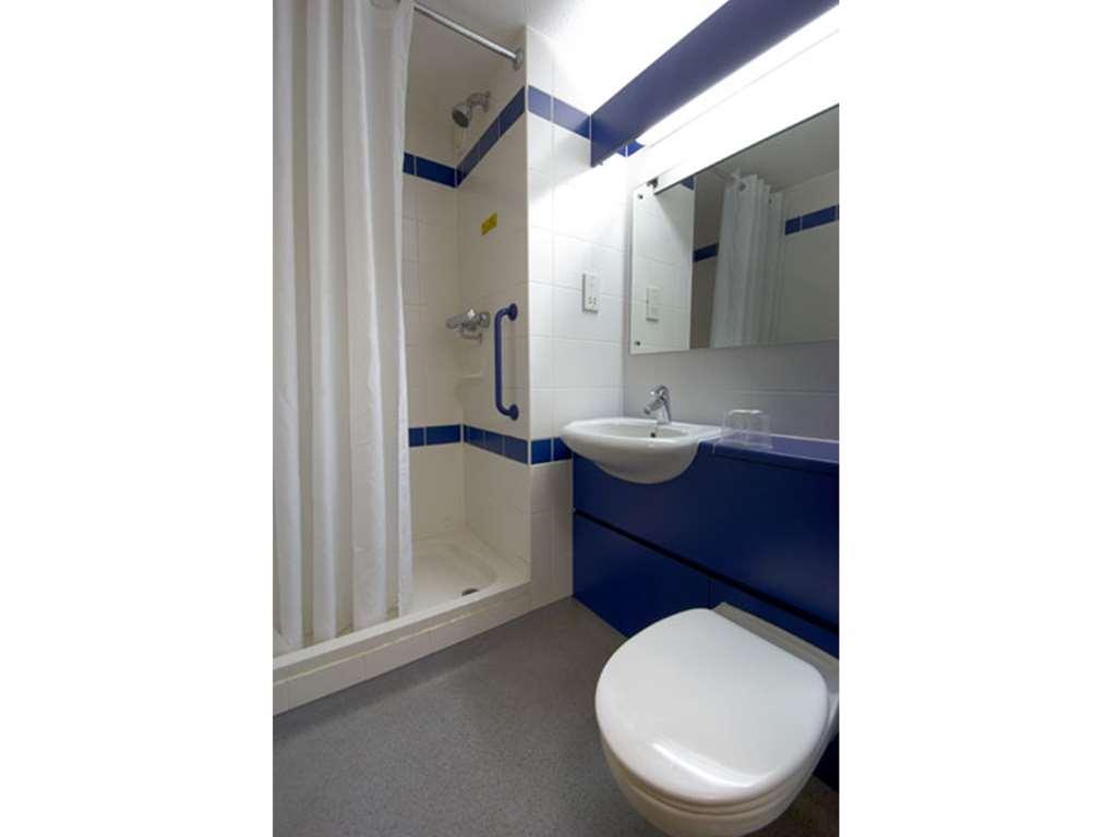 Travelodge Liverpool Docks Room photo